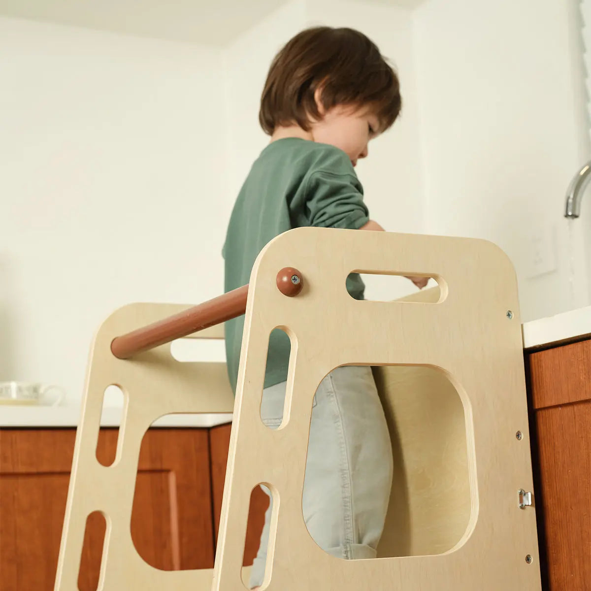 Classic World Convertible Helper Tower-table Femina Worldwide